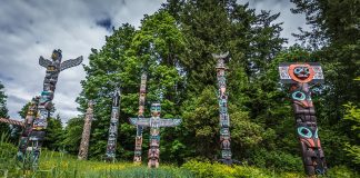 Réouverture d’un dossier sur les pensionnats autochtones en Ontario Allignement de plusieurs totem autochtones